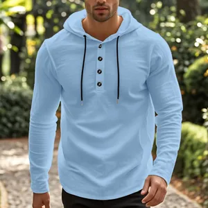 Detail eines hellblauen Leinen-Hoodies für Herren mit Knopfleiste und schwarzen Kordeln.