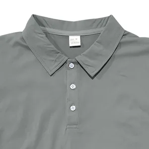 Détail du col d'un polo gris avec trois boutons et une étiquette de taille M interne