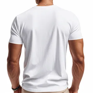 Vista posteriore di una t-shirt bianca a maniche corte slim fit con taglio atletico