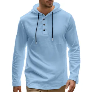 Detail eines hellblauen Leinen-Hoodies für Herren mit Knopfleiste und Kordelzug