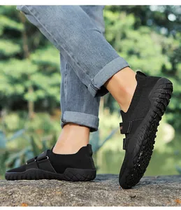 Gros plan de chaussures de fitness minimalistes noires avec semelles antidérapantes.