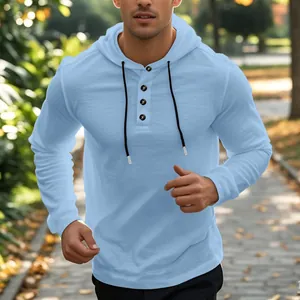 Herren Langarm Kapuzen-Henley-Shirt aus Leinen in Hellblau in einer Outdoor-Szene