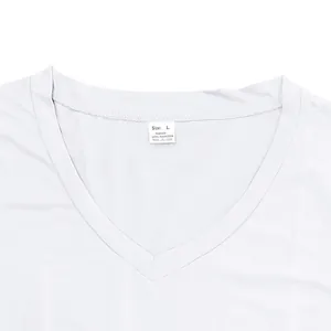 Dettaglio del colletto di una t-shirt bianca con scollo a V ed etichetta in poliestere