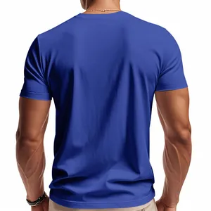 Vista posteriore di una t-shirt da uomo blu reale a maniche corte slim fit in studio professionale