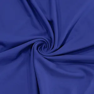 Primo piano macro della morbida trama del tessuto a costine blu reale per t-shirt da uomo
