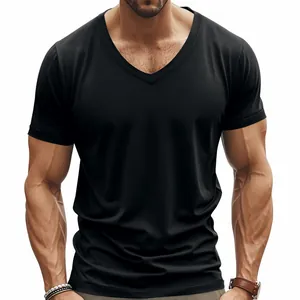 Dettaglio di una t-shirt nera da uomo con scollo a V e vestibilità extra slim