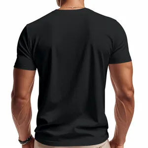 Vista posteriore di una t-shirt nera a maniche corte da uomo slim-fit con taglio muscolare