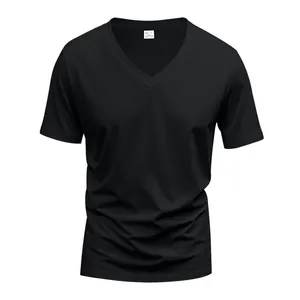 Dettaglio ravvicinato di una maglietta nera slim fit con scollo a V da uomo con taglia