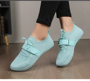Makro-Detail von atmungsaktiven mintgrünen Flyknit-Walkingschuhen mit Riemen