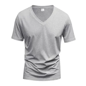 Vista dettagliata di una t-shirt da uomo slim-fit con scollo a V in grigio melange