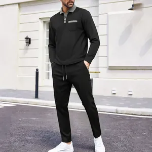 Vue d'ensemble d'un ensemble décontracté noir pour homme en maille gaufrée avec col