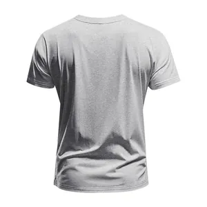 Vista posteriore dettagliata di una maglietta da uomo grigia slim fit a maniche corte