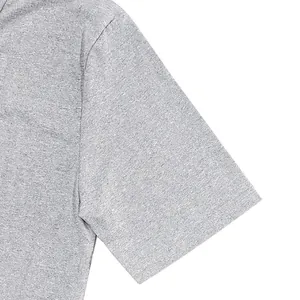 Primo piano di una t-shirt grigia a maniche corte da uomo con texture del tessuto