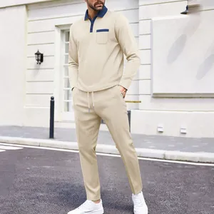 Détail de l'ensemble polo et pantalon décontracté en tricot gaufre beige pour homme