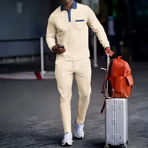 Détail d'un ensemble polo en maille gaufrée beige pour homme avec pantalon de jogging assorti