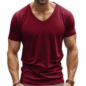 Dettaglio che mostra la vestibilità slim e lo scollo a V di una t-shirt bordeaux