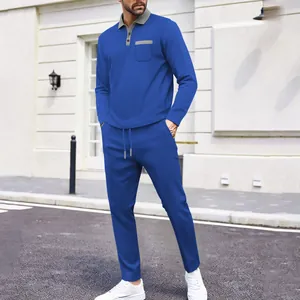 Vue détaillée du tissu en maille gaufrée bleue et du revers de ce costume homme
