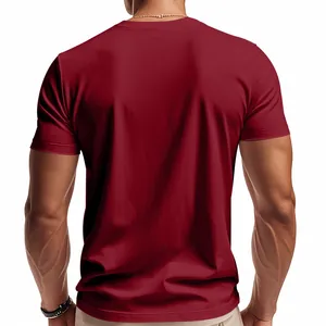 Vista posteriore di una t-shirt bordeaux slim fit che mostra la trama del tessuto