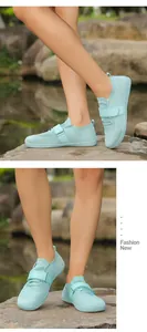 Atmungsaktive mintgrüne Strick-Wanderschuhe in einer Kulisse aus Felsen und Wasser.