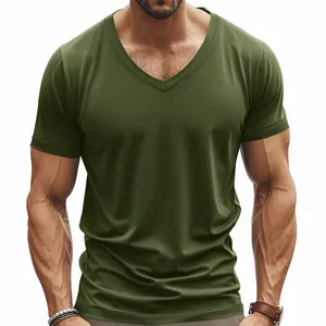Primo piano di una t-shirt da uomo slim fit con scollo a V in colore verde militare