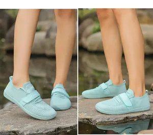 Nahaufnahme atmungsaktiver Flyknit-Walking-Schuhe mit breiter Zehenbox und Klettverschluss