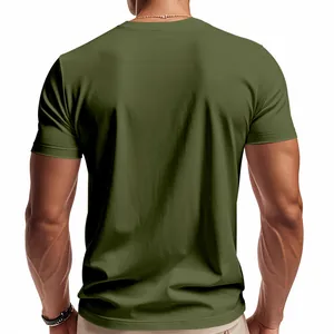 Vista posteriore di un uomo che indossa una maglietta a maniche corte verde oliva slim