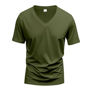 Vista dettagliata della t-shirt da uomo verde oliva slim fit con scollo a V e maniche corte