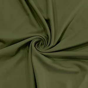 Primo piano dettagliato del tessuto a costine verde oliva che mostra una consistenza elastica