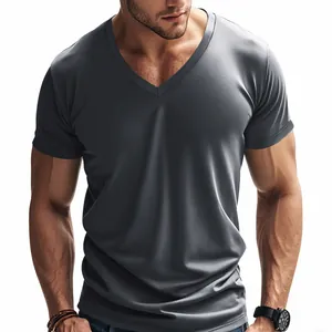Primo piano di una t-shirt grigia da uomo con scollo a V, vestibilità slim e tessuto