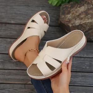 Vista detallada de cómodas sandalias de cuña crema para mujer con elegante diseño recortado
