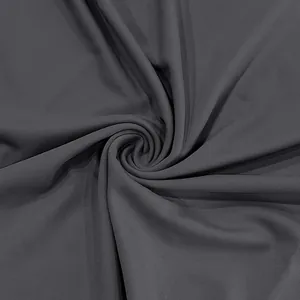 Primo piano della trama del tessuto a coste grigio antracite per t-shirt slim da uomo.
