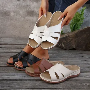 Cómodas sandalias de cuña para mujer en varios colores con un elegante diseño de correa en H
