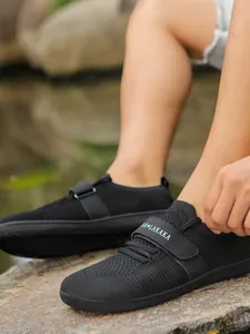 Atmungsaktive schwarze Strick-Wanderschuhe mit breiter Zehenpartie für Damen und Herren