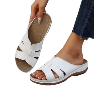 Sandalias de cuña blancas cómodas para mujer con suela gruesa y diseño ligero.