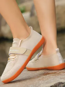 Bequeme beige atmungsaktive Strick-Laufschuhe mit breiter Zehenbox und weicher Gummisohle