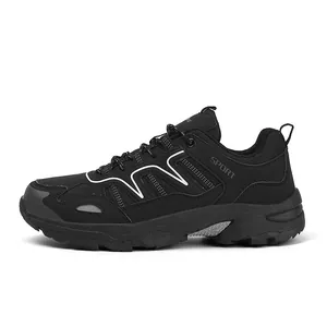 Seitenansicht schwarzer atmungsaktiver Outdoor-Herrenschuhe mit Profilsohle