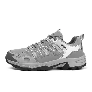 Detailansicht der grauen Herren-Wanderschuhe mit atmungsaktiven Mesh-Gewebe-Einsätzen