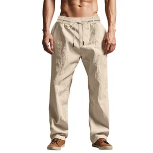 Detalle de pantalones de lino caqui transpirables para hombre con cintura con cordón