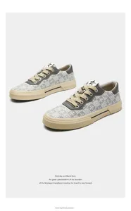 Vue détaillée des baskets basses pour hommes en toile avec un motif quadrilobe gris élégant