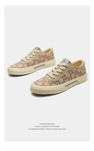 Baskets en toile pour hommes avec motif vintage et semelle beige épaisse.