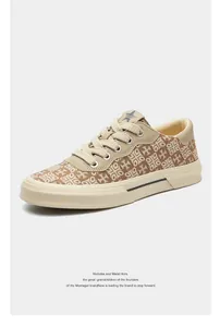Vue détaillée des baskets de mode en toile pour hommes avec motif monogramme rétro