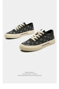 Détail de baskets en toile imprimée pour hommes avec motif croix et logo étoile