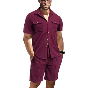 Detailaufnahme eines weinroten Waffelstrick-Sets aus Hemd und Shorts für Herren