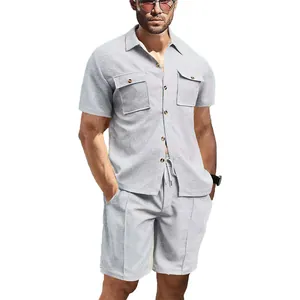 Detailansicht Herren-Set aus grauem Waffelstrick mit Kurzarmhemd und Shorts mit Brusttaschen