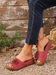 Sandales compensées rouges pour femmes avec fleurs et design peep-toe respirant.
