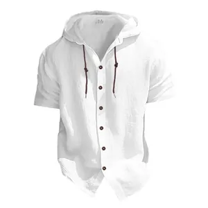 Gros plan d'une chemise blanche à manches courtes et capuche avec boutons bruns