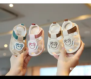 Vari colori di sandali per bambini con orsetto cartone animato e suole morbide