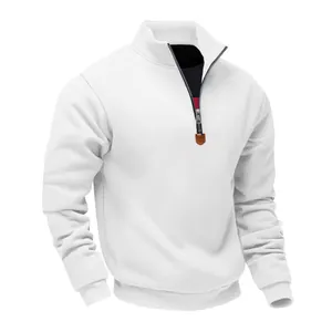 Detailansicht eines weißen Herren-Sweatshirts mit Stehkragen und Viertelreißverschluss