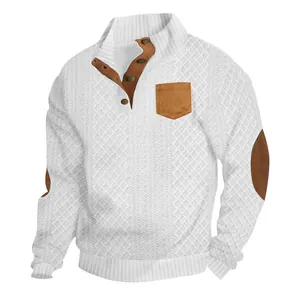 Détail rapproché d'un pull en maille texturée blanche avec écussons aux coudes et poche marron.