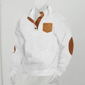 Gros plan du pull Henley blanc en maille jacquard avec coudières et poche marron